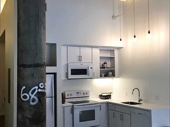 2nd image of 1723 Walnut St #208