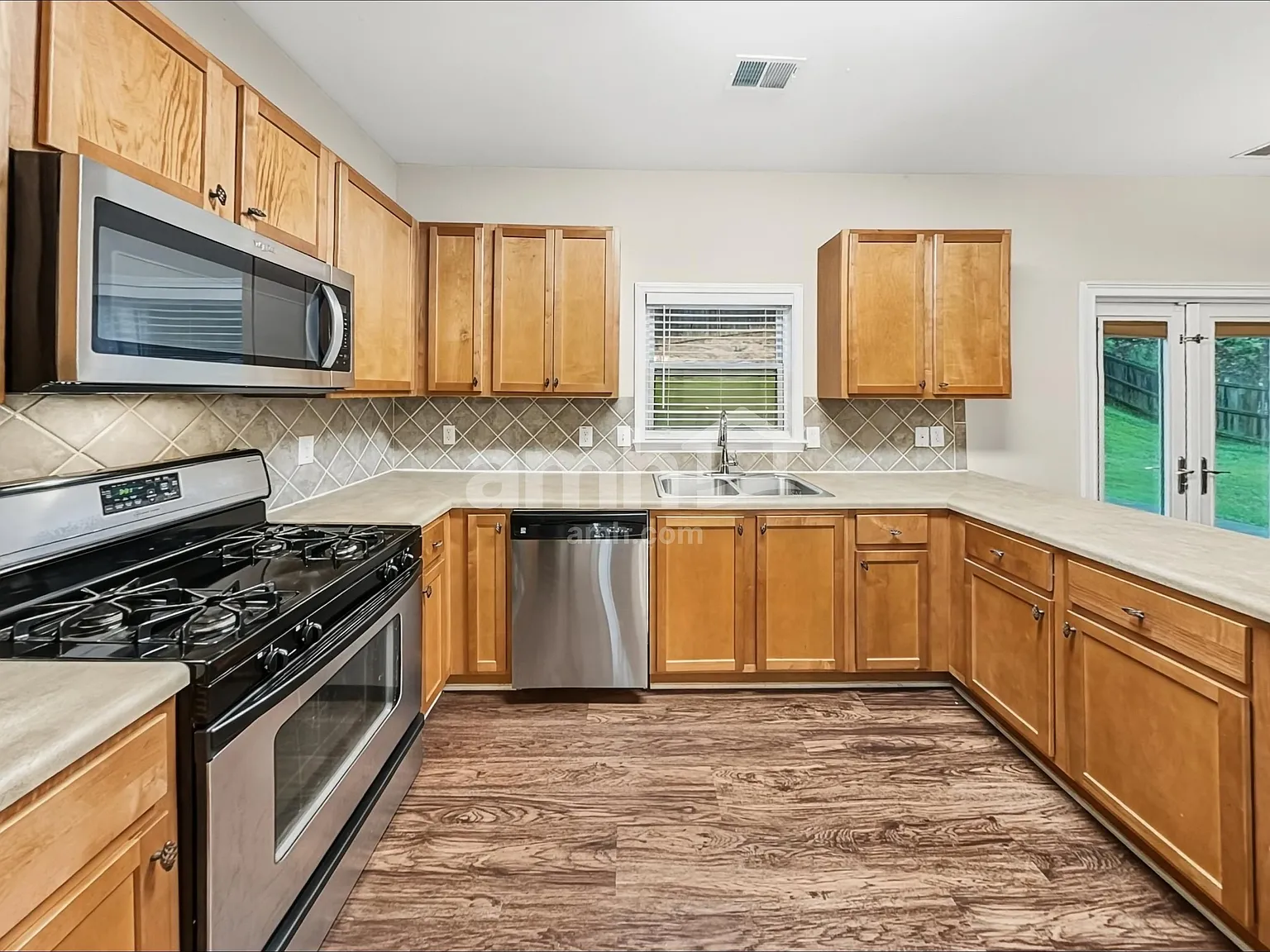 4 bed, 2.5 bath, 2338 sqft, $2,365 — Photo 4