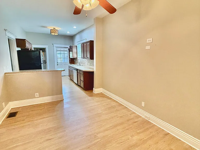 2125 Crittenden Dr — Photo 6