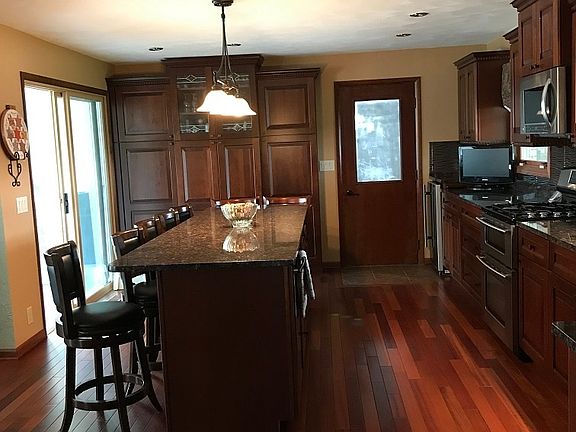 Kitchen w/ hwd flr & granite