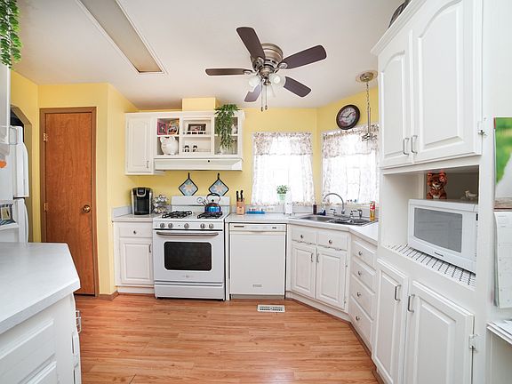 5th image of 150 Scarlet Dr