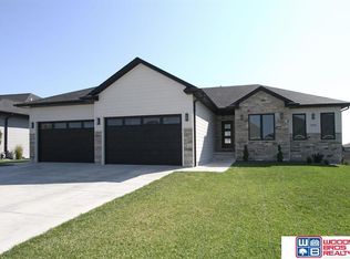 1320 N 101st St, Lincoln, NE 68527