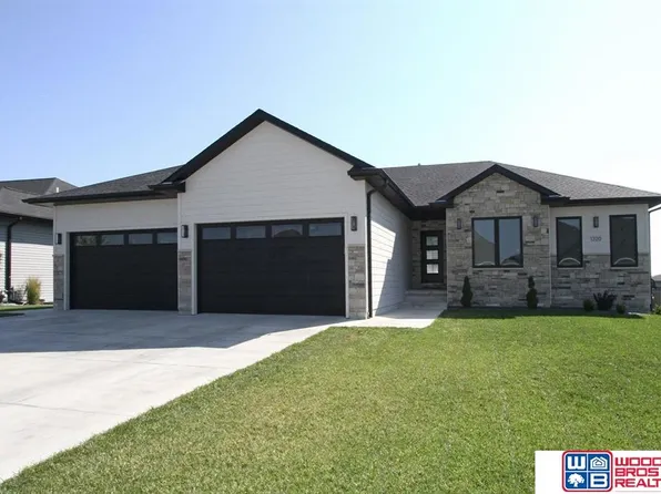 1320 N 101st St, Lincoln, NE 68527
