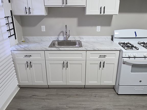 5th image of 3423 E Lombard St