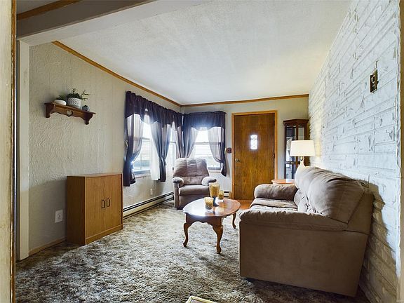 3rd image of 401 Douglas St