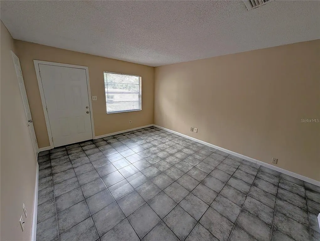 2 bed, 1.0 bath, 702 sqft, $1,175 — Photo 2