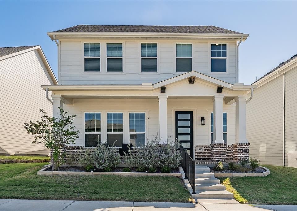 Beautiful 2 story home in Pecan Square