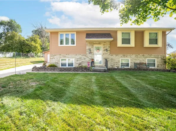 6631 NW 51st St, Johnston, IA 50131