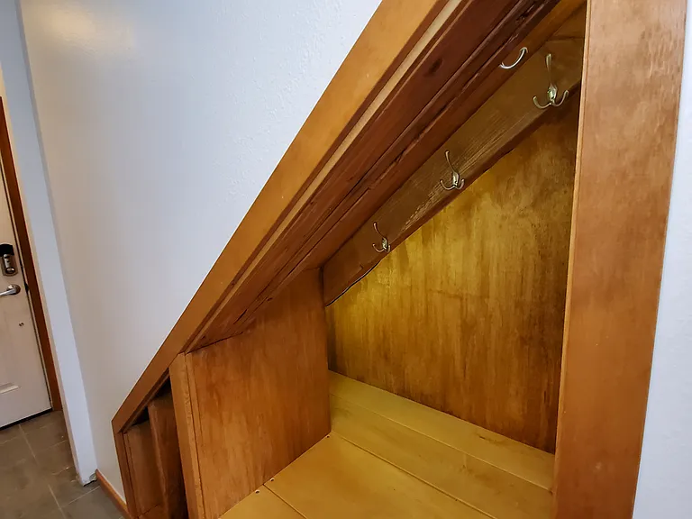 Bench and Storage Entryway