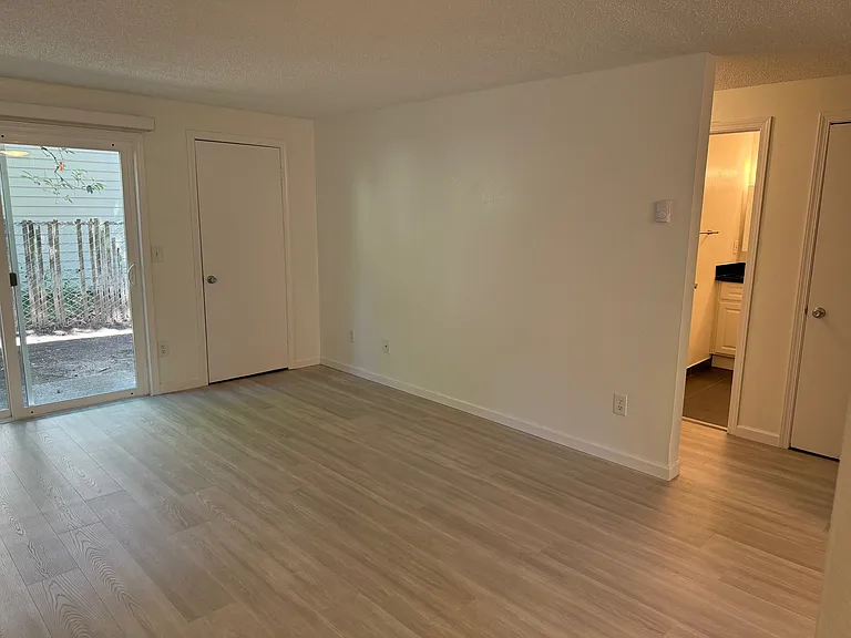 Emerald Park Apartments — Photo 23