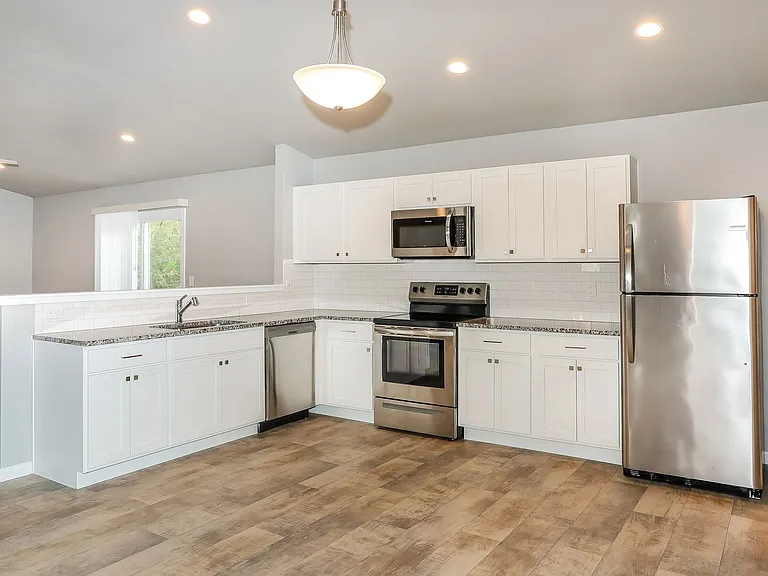 4020 Sumner Dr — Photo 3