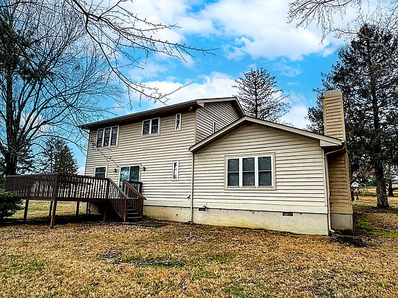 3rd image of 404 Carmel Ct