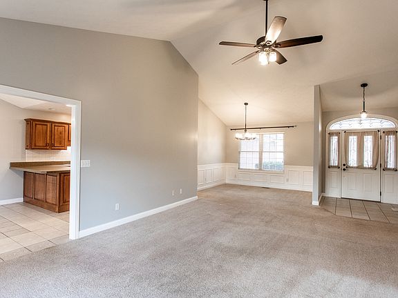Living room/dining area