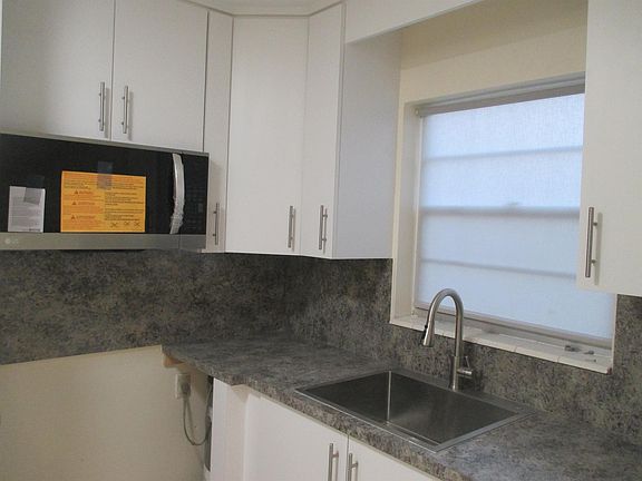 3rd image of 31 Canterbury Dr E #B