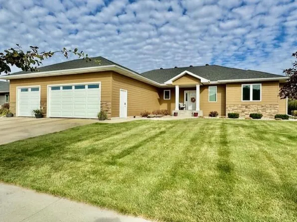 2527 Prairie Creek Dr, Aberdeen, SD 57401