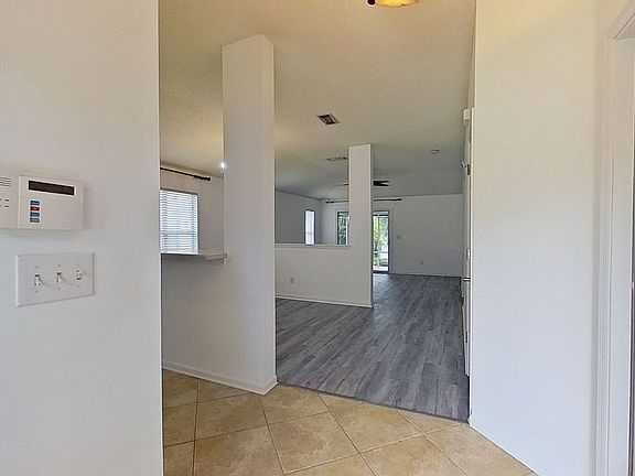 4th image of 1140 Hidden Cove Cir N