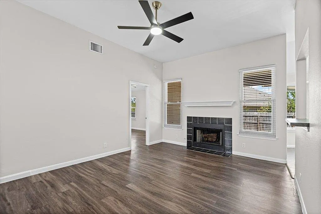 3 bed, 2.0 bath, 1024 sqft, $1,725 — Photo 2
