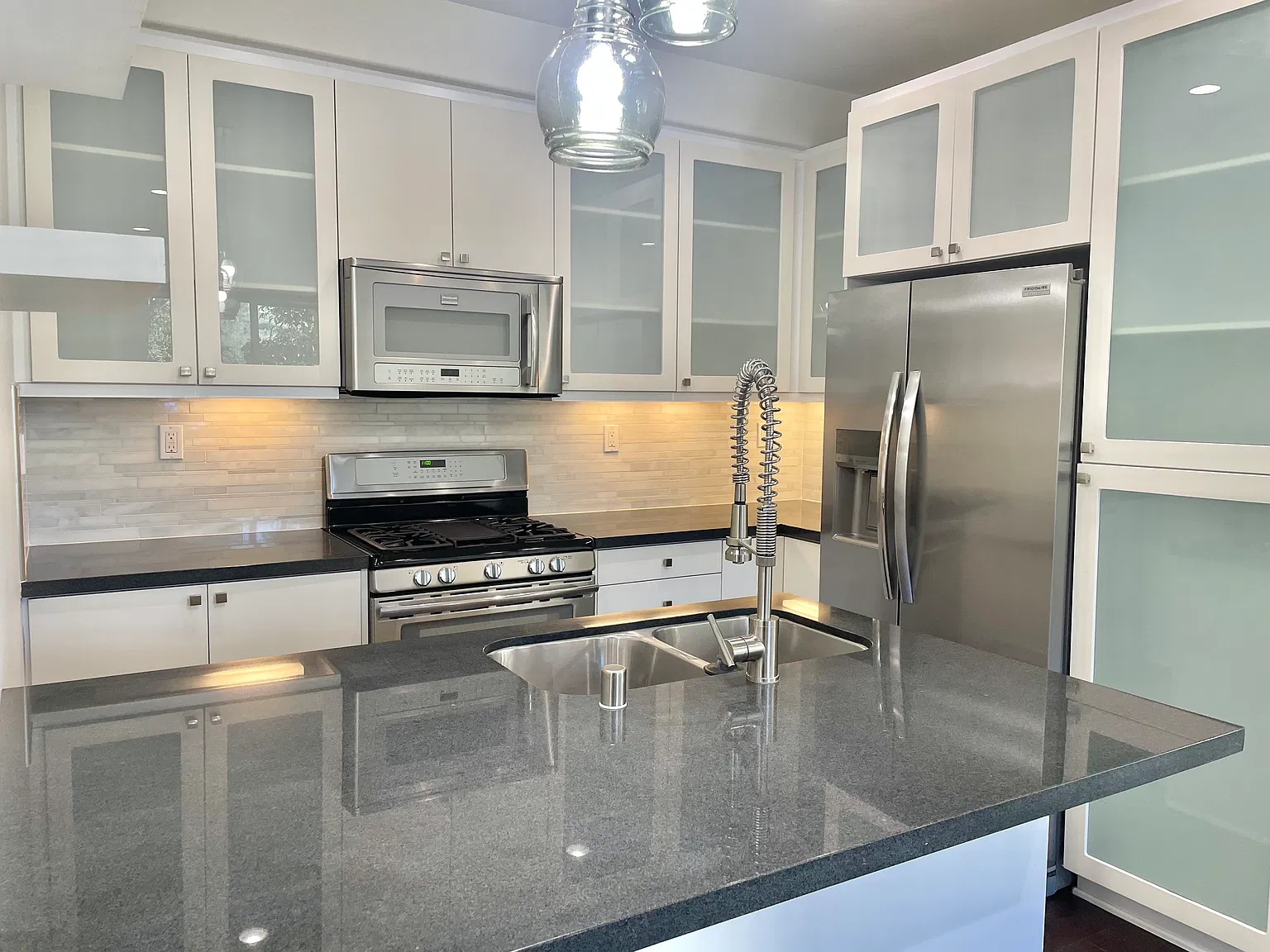 3 bed, 1253 sqft, $3,700 — Photo 4