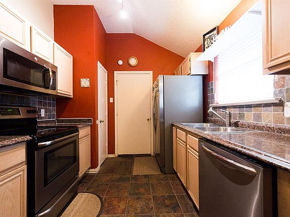 3rd image of 410 Hyde Park Pl