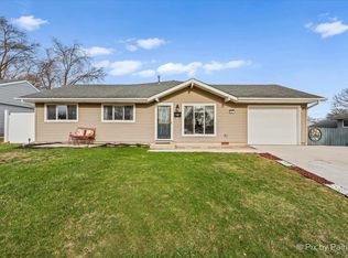 27 S Oltendorf Rd, Streamwood, IL 60107