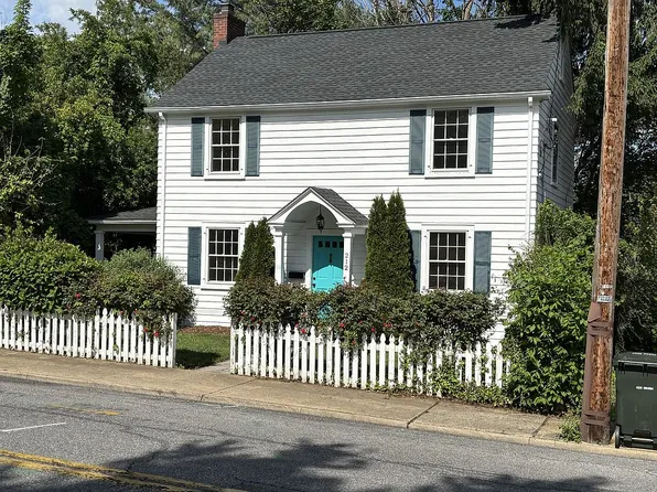 212 Thornrose Ave, Staunton, VA 24401