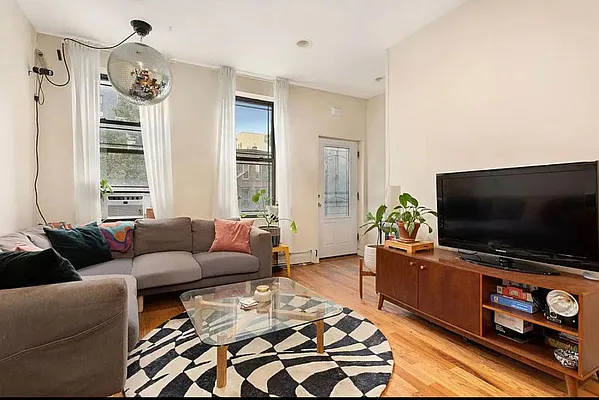 Rented by Friedman Mayer, LREB | media 6