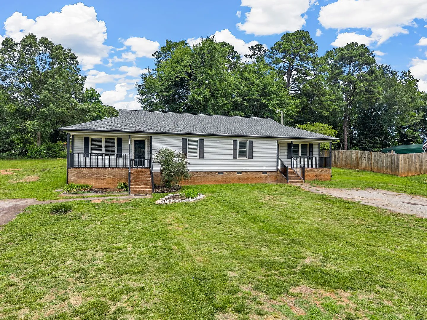 Freshly renovated 2 bed 2 bath home-$500 off first month rent!! — Photo 3