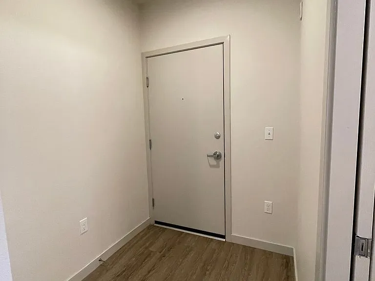 East John Apartments — Photo 14