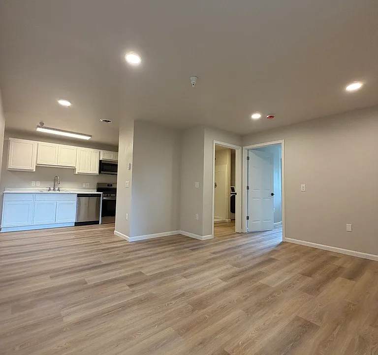6604 Elmwood Ave #102