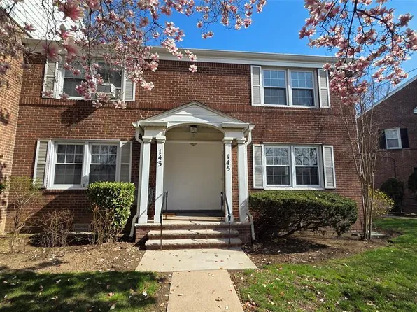 145 River Dr, Elmwood Park, NJ 07407