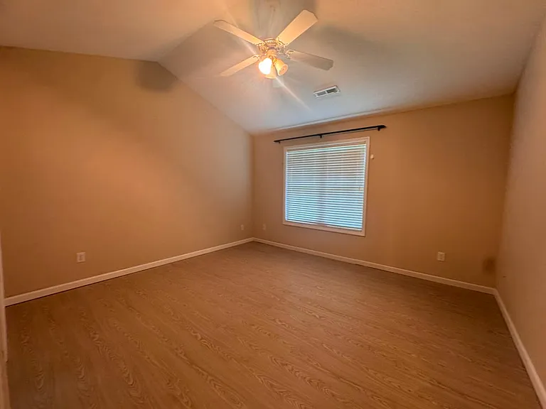 547 Lockwood Dr — Photo 3