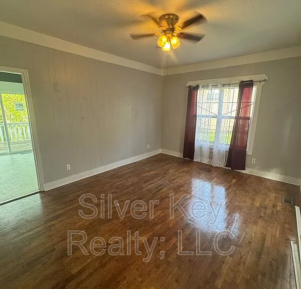 212 S Jackson St — Photo 6