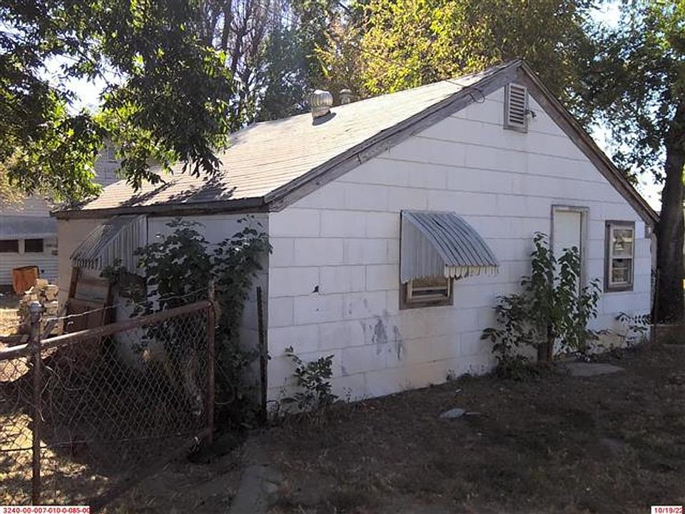 2nd image of 2124 E Oak Ave