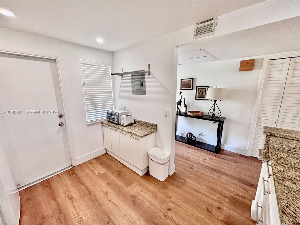 3051 S Palm Aire Dr APT 102, photo 2