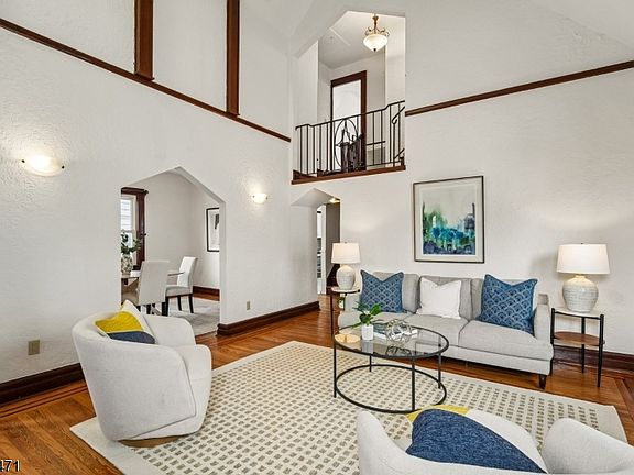 4th image of 128 Stevens Pl