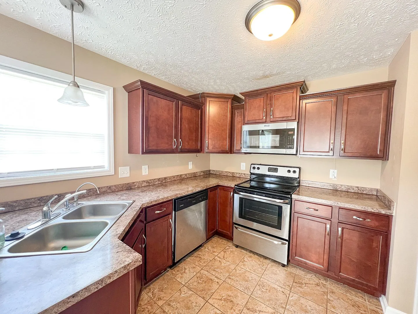 3 Bedroom 2 Bathroom Home — Photo 4