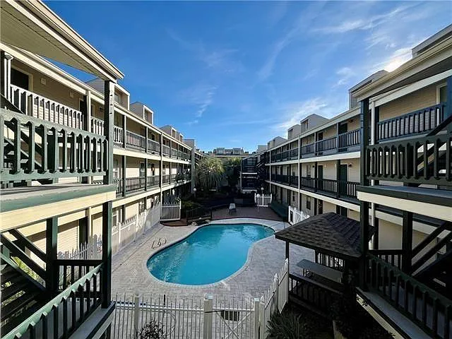 Building Photo - 2330 Edenborn Ave #116