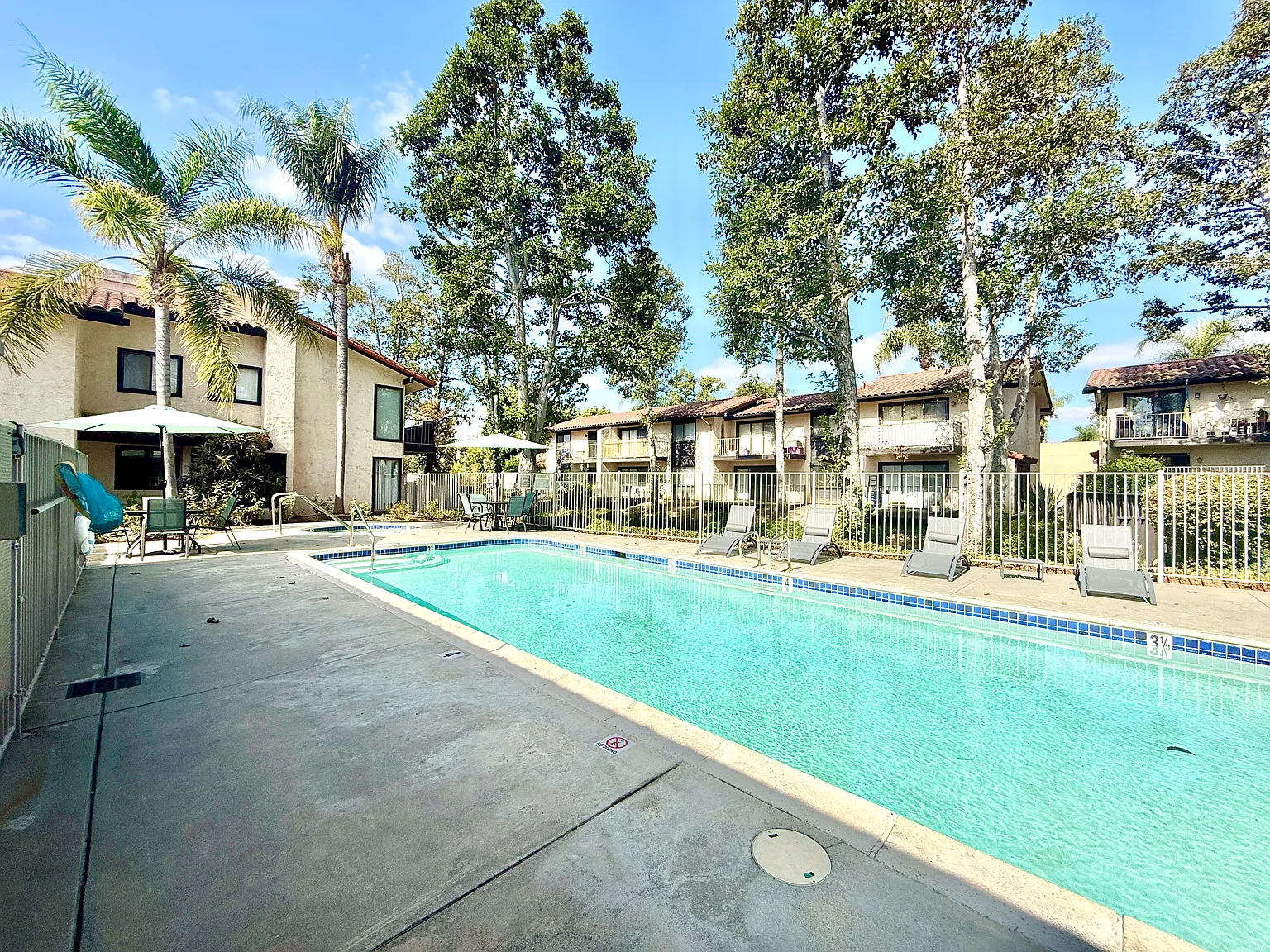 Country Club Creekside Apartments — Photo 2