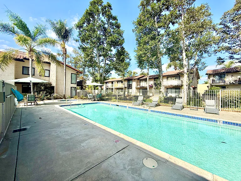 Country Club Creekside Apartments — Photo 2