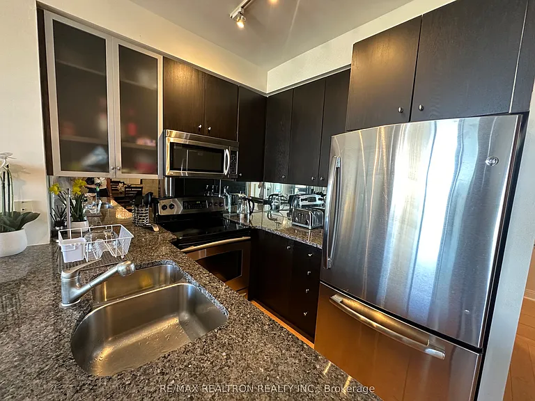 18 Yorkville Ave #1601 — Photo 8