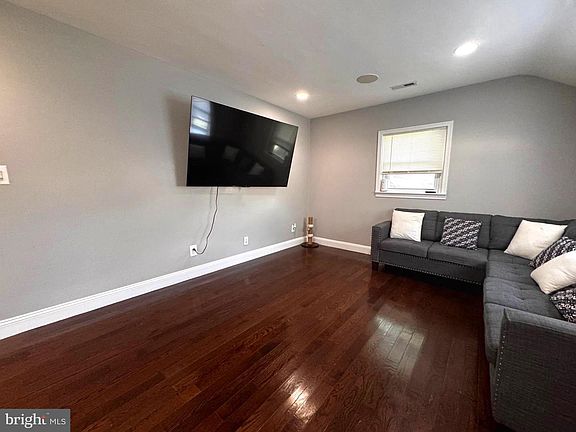 4th image of 4010 73rd Ave