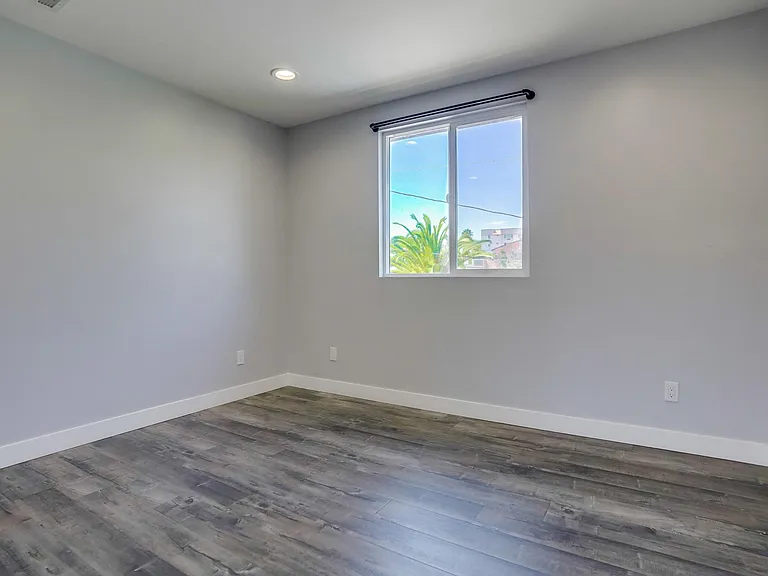 5258 1/2 E Oakland St — Photo 12