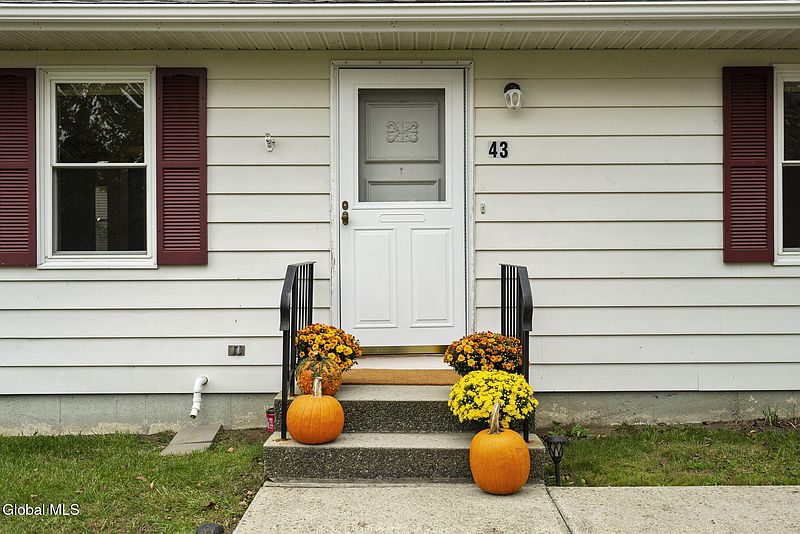 2nd image of 43 Russell Drive