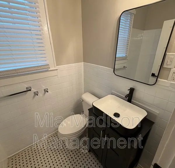 801 E 39th St — Photo 14