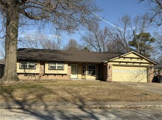 204 E Henson Ave, Springdale, AR 72764