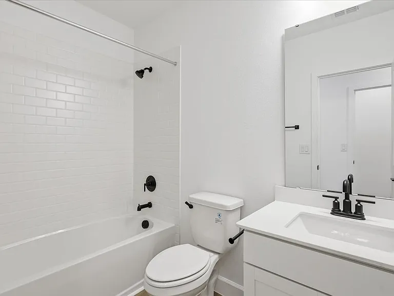 20 Ludlow Ln W — Photo 13