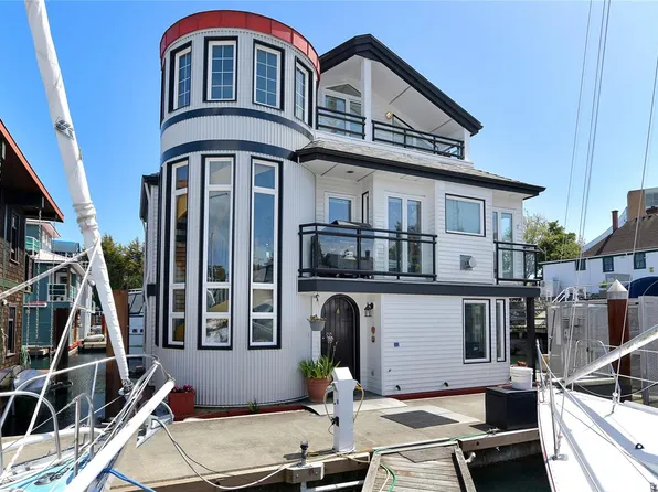 453 Head St #27, Esquimalt, BC V9A 5S1