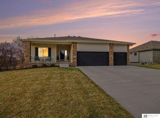 5158 Waterford Avenue Cir, Papillion, NE 68133