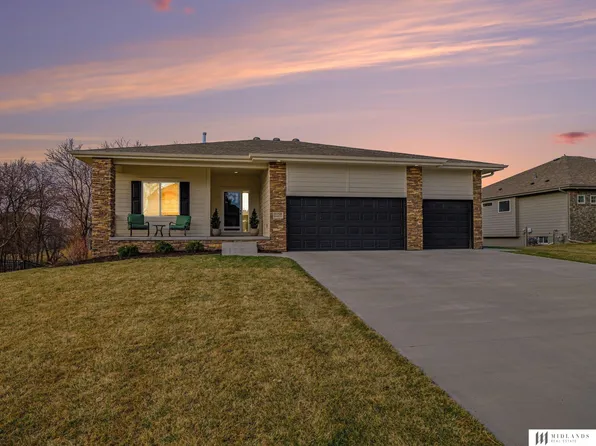 5158 Waterford Avenue Cir, Papillion, NE 68133