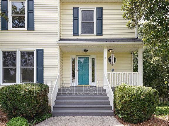 3rd image of 1018 Rivermont Ct